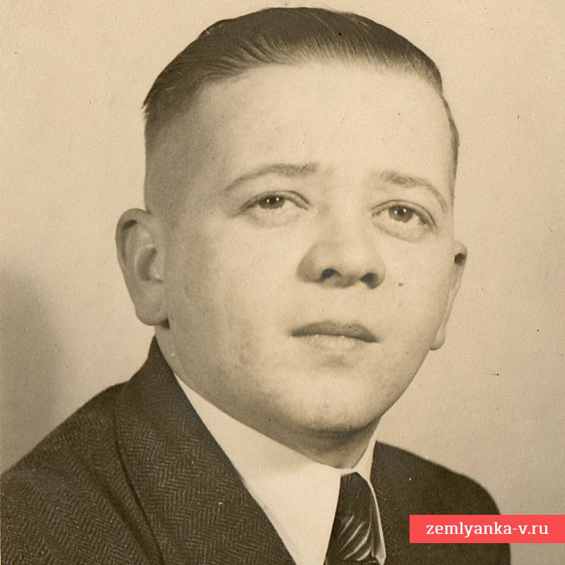 Фото молодого человека со значком "День полиции 1942 г."