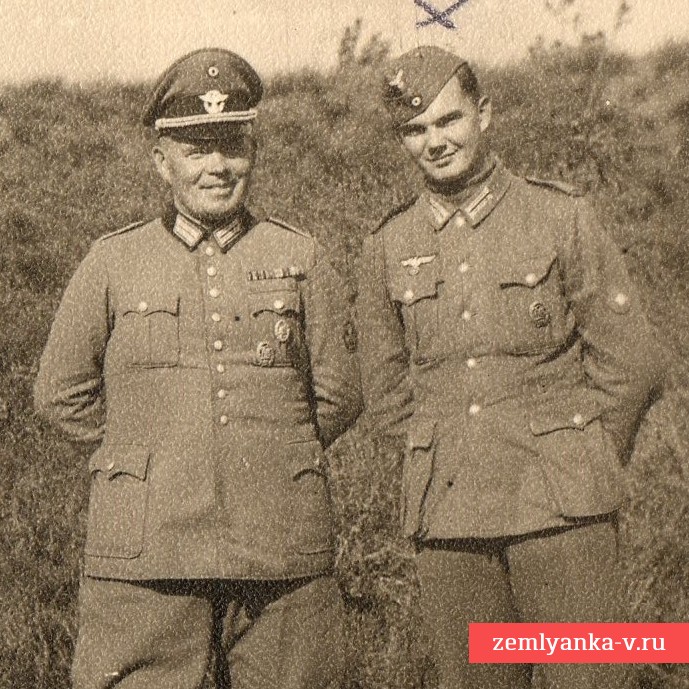 Фото офицера немецкой полиции с сыном (?) - рядовым Вермахта, 1943 г.