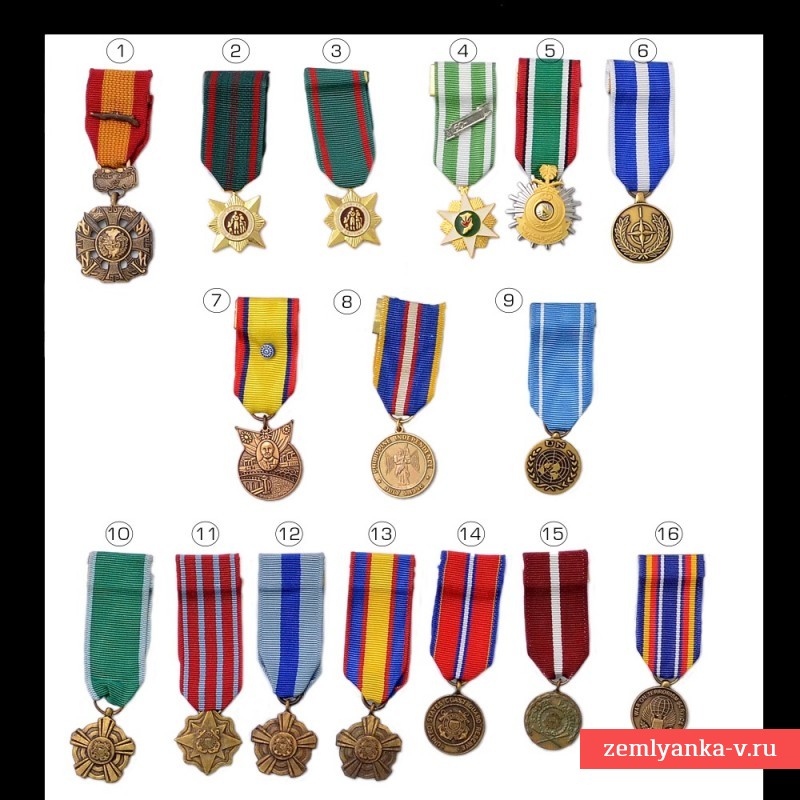 Миниатюрные версии медалей США и других стран.