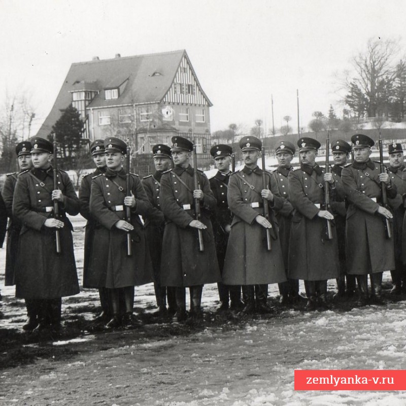 Фото строя немецких полицейских с винтовками