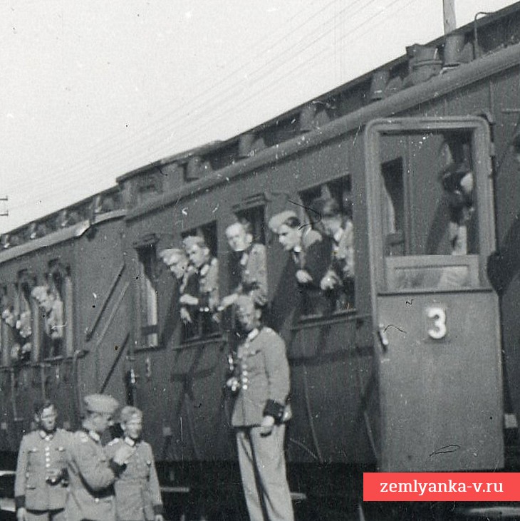 Фото погрузки солдат и офицеров полиции в вагон