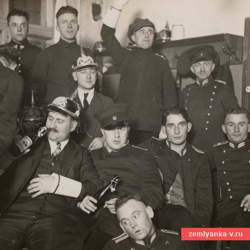 Фото немецких полицейских после рождественского застолья, 1920-е гг
