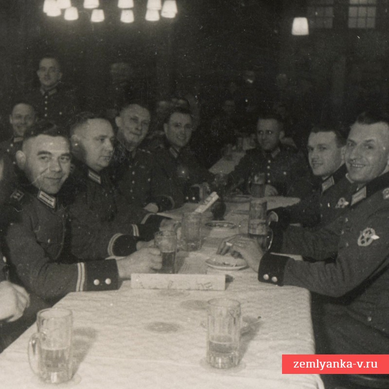 Фото немецких полицейских за праздничным столом