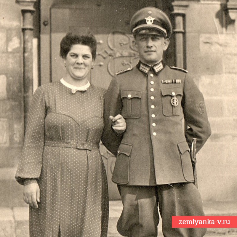 Фото гауптвахмистра немецкой полиции со шпагой образца 1936 года