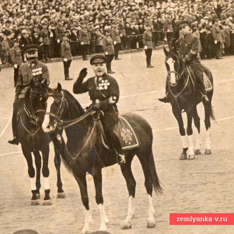 Фото К. Ворошилова и С. Буденного на лошадях перед строем солдат, 1939 г.