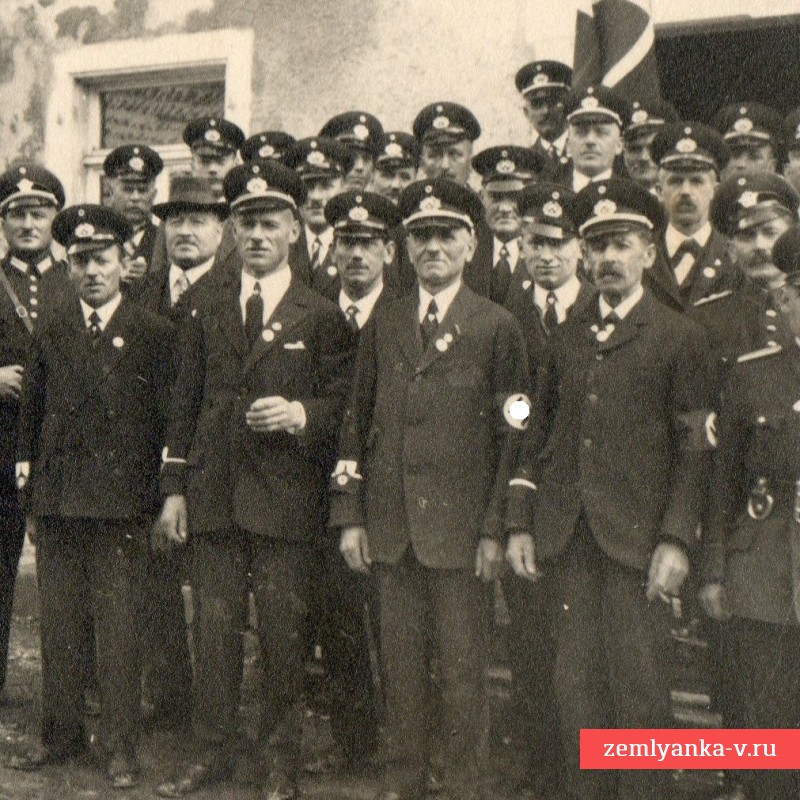Групповое фото чинов пожарной полиции 3 Рейха и ветеранов Киффхойзербунд