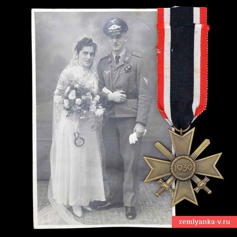 Крест военных заслуг 2 класса (КВК2) и свадебное фото обер-ефрейтора Люфтваффе