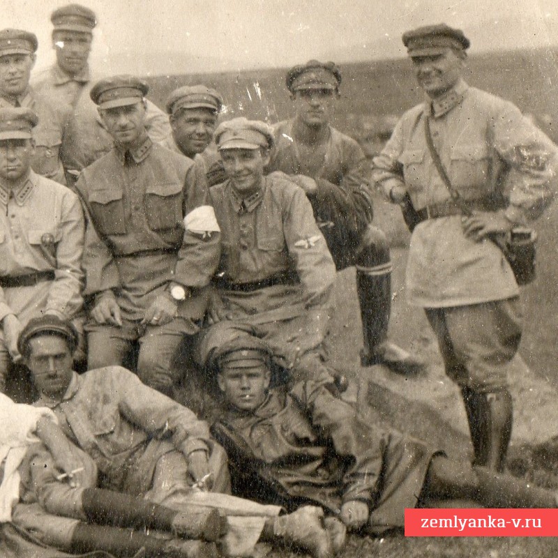 Раннее групповое фото военлетов РККА и аэродромного персонала