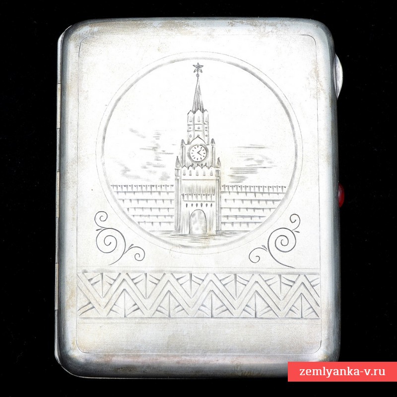 Советский серебряный портсигар с изображением Спасской башни Кремля