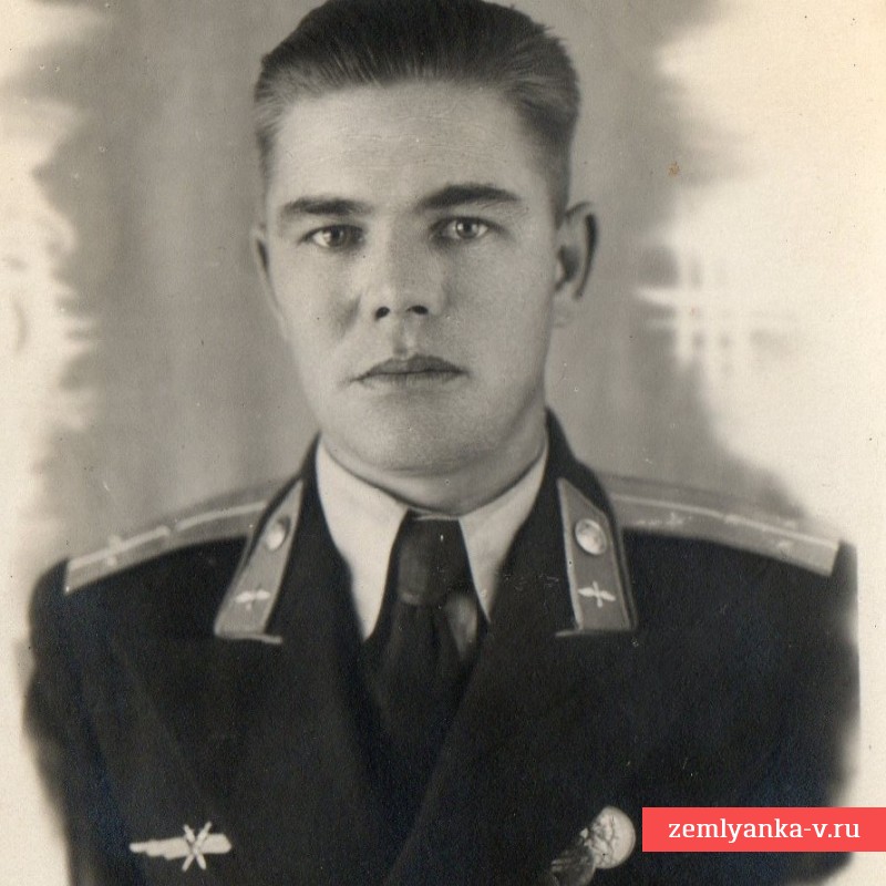 Фото ст. лейтенанта ВВС СА со знаком летчика образца 1949 года