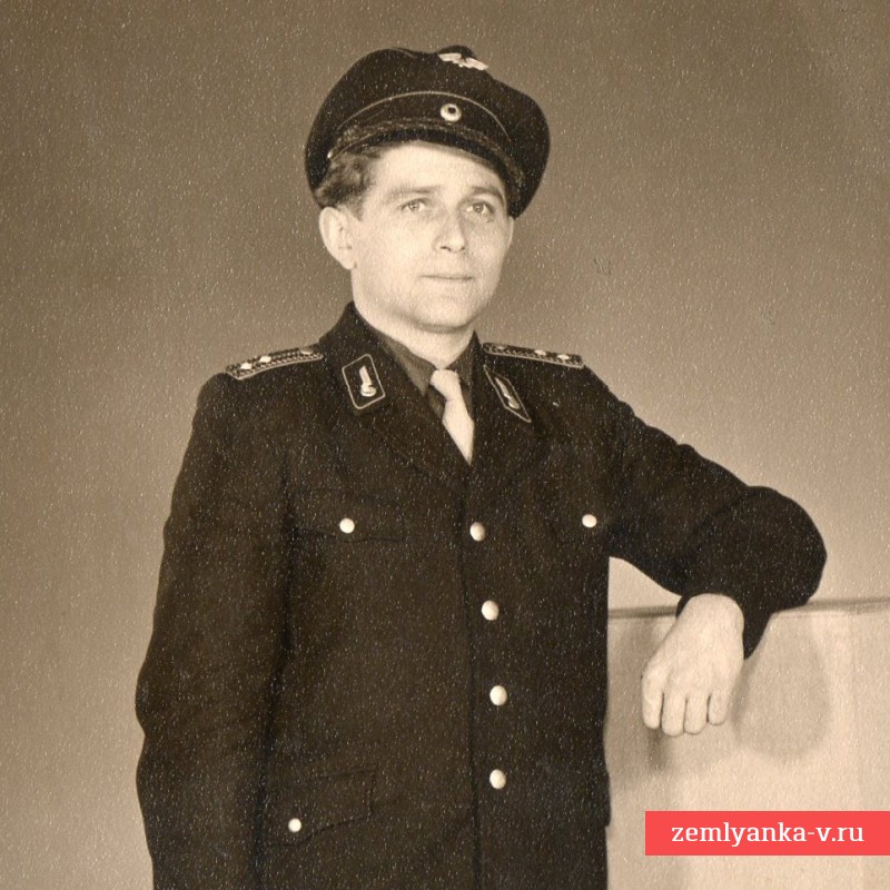 Фото служащего немецкой железной дороги (Reichsbahn) в служебной униформе