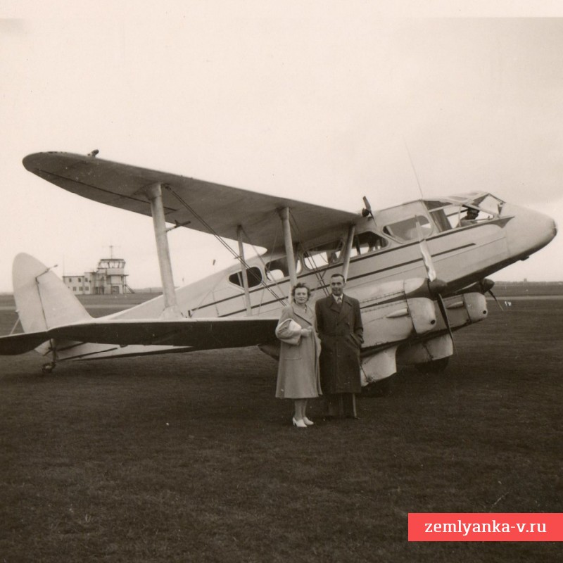 Фото семейной пары у английского пассажирского самолета DH-84 «Dragon»