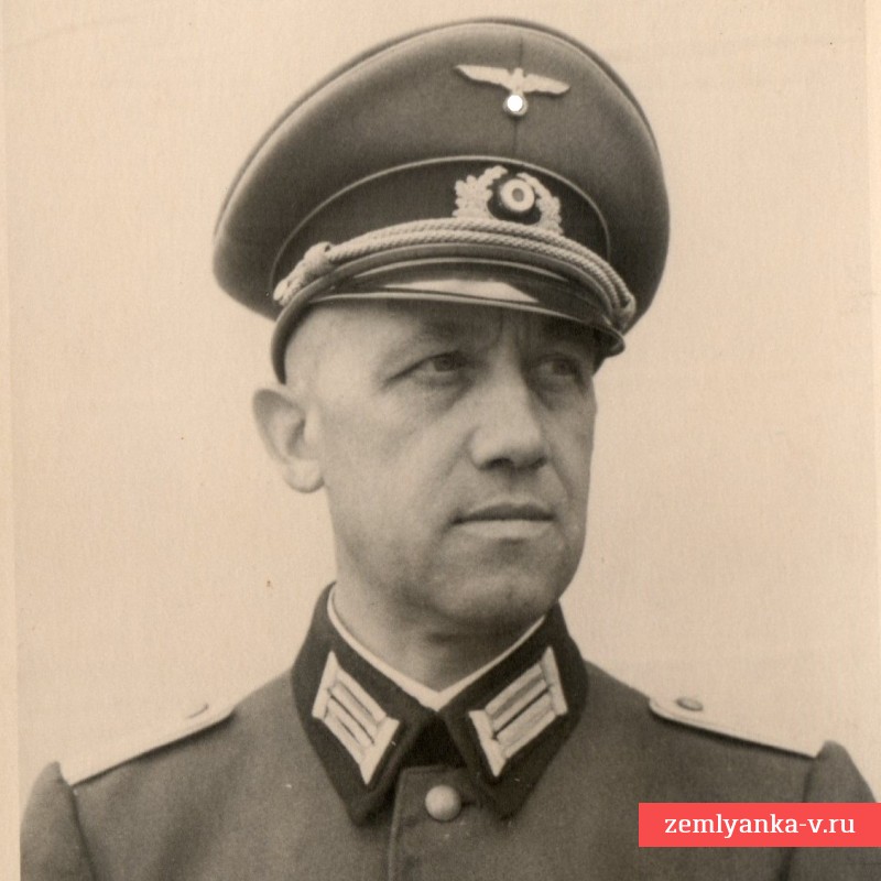 Фото лейтенанта пехоты Вермахта с наградной планкой и знаком за ранение в серебре