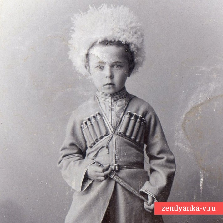 Фото мальчика в кавказской национальной одежде с кинжалом