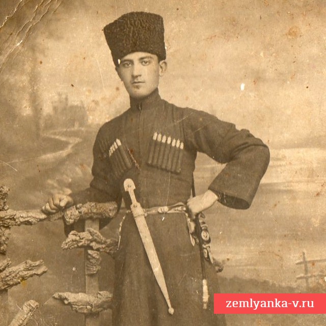 Фото молодого человека в черкеске с кинжалом, Нальчик