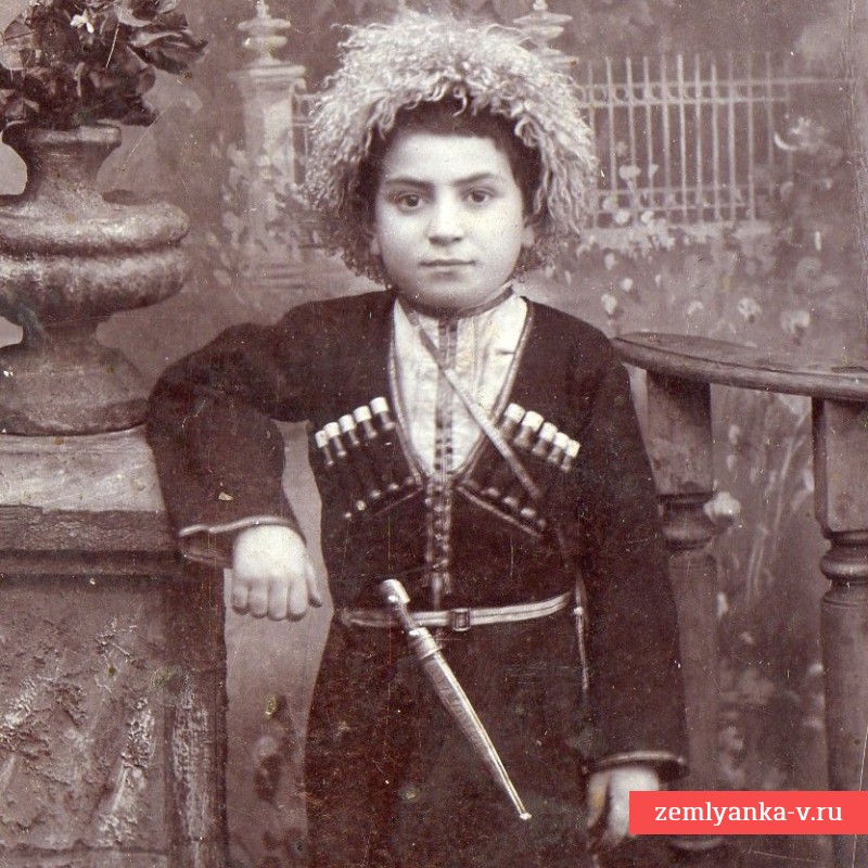 Фото мальчика в азербайджанской национальной одежде с кинжалом, 1907 г.