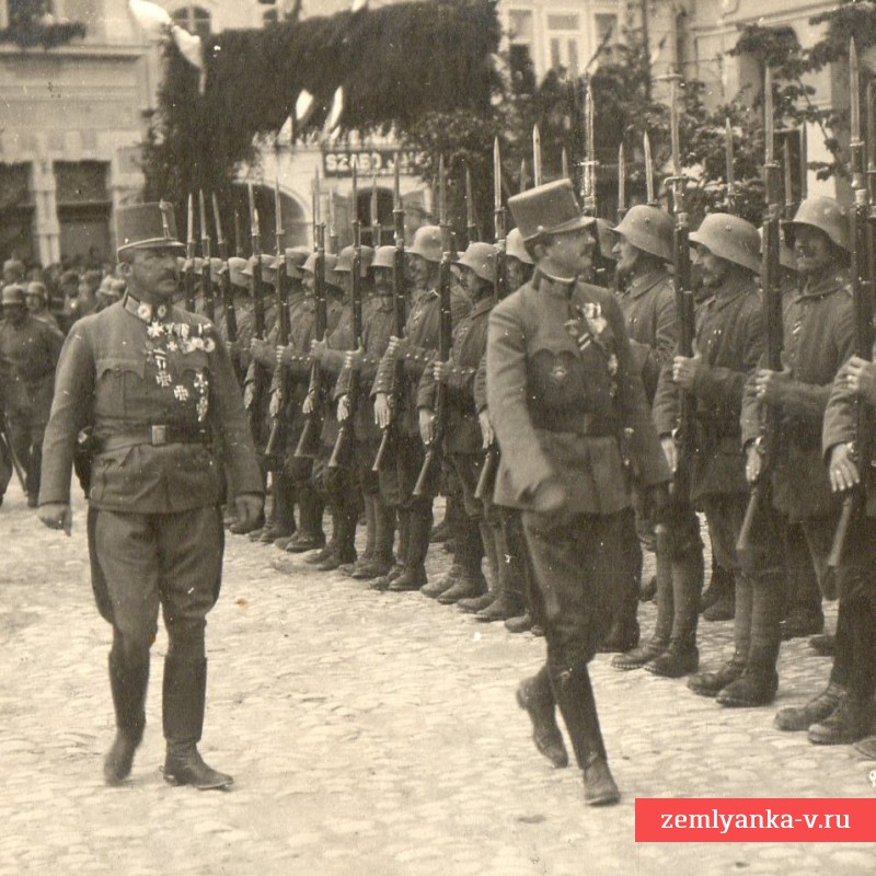 Австрийский император Карл перед строем немецких солдат. Июль 1917г.