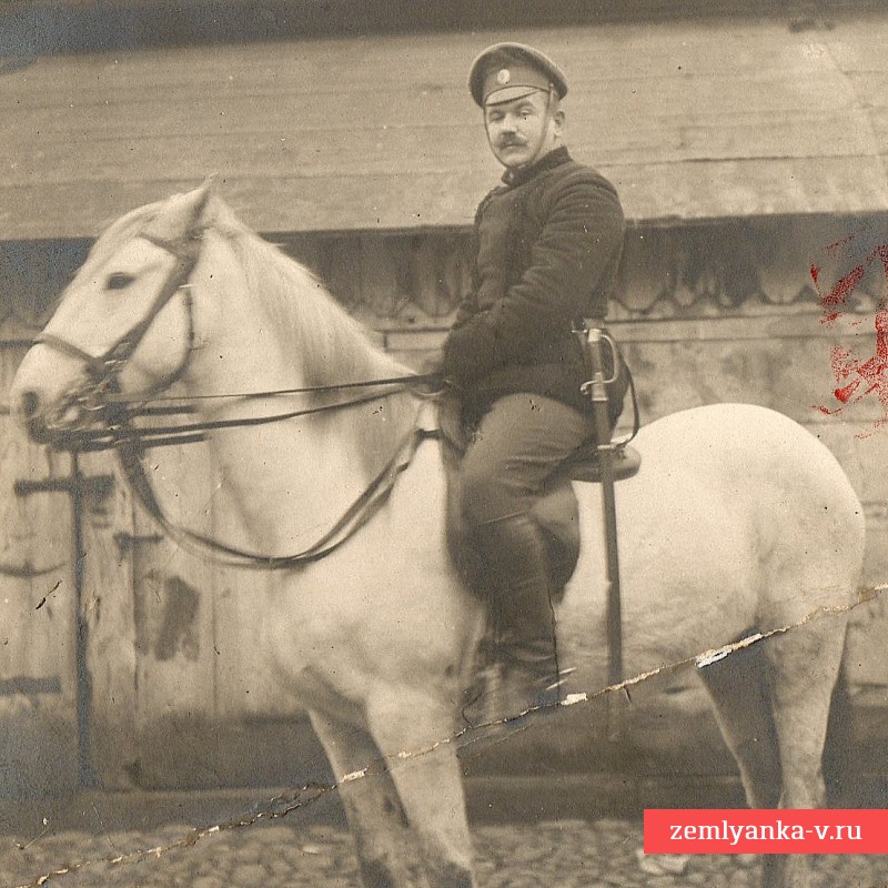 Фото офицера РИА с шашкой образца 1881 года на лошади