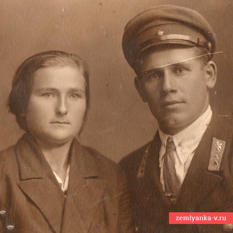 Фото ст. сержанта ВВС РККА в френче, с девушкой
