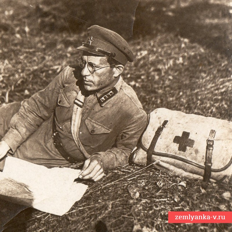 Фото военного медика РККА с 4 кубарями в петлицах