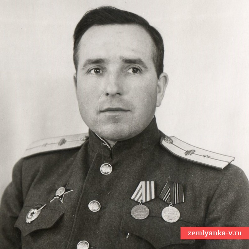Портретное фото мл. лейтенанта АБТВ РККА с боевыми наградами