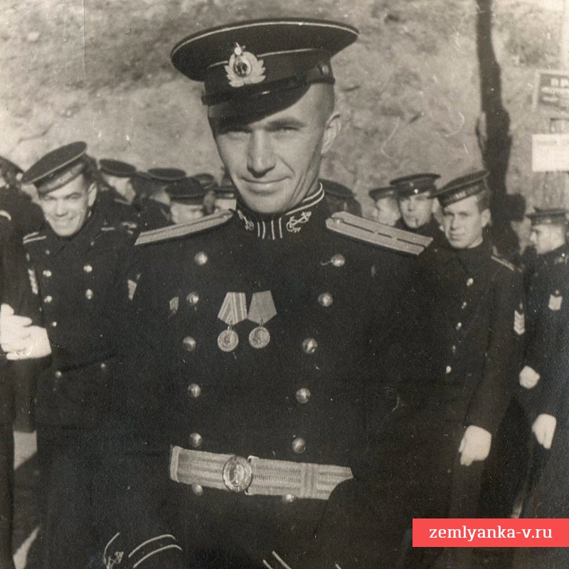 Фото капитан-лейтенанта ВМФ СССР в парадном мундире образца 1945 года