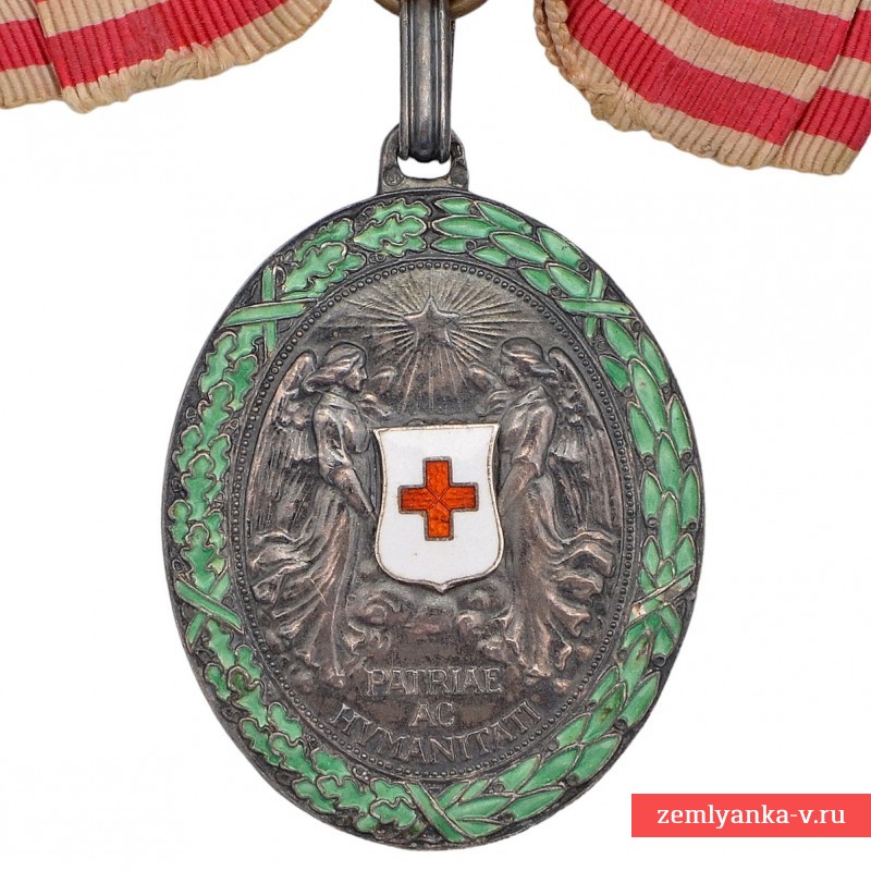 Австро-Венгрия. Серебряная почётная медаль Красного Креста с военным отличием. На банте для женщин
