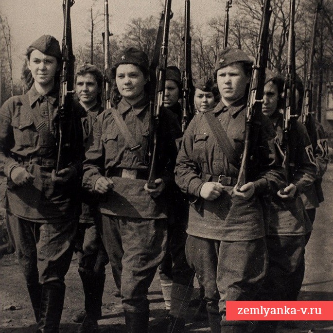 Фото ТАСС «Женское подразделение Василеостровского районе Ленинграда», 1942 г.