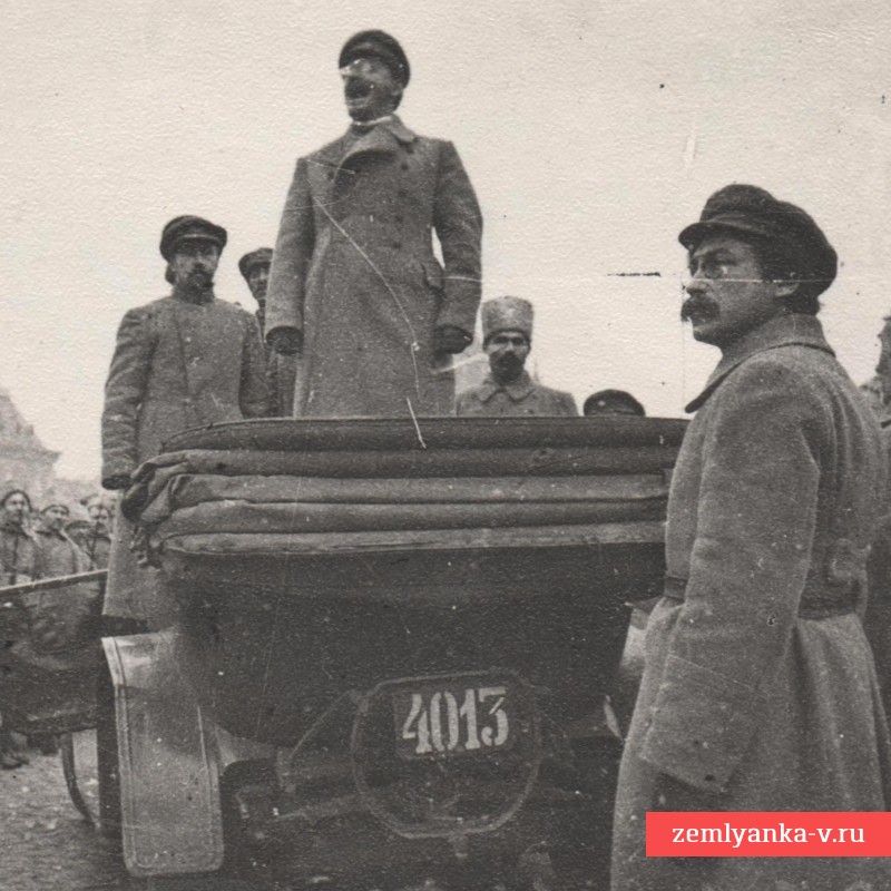 Фото Л. Троцкого на смотре войск московского гарнизона