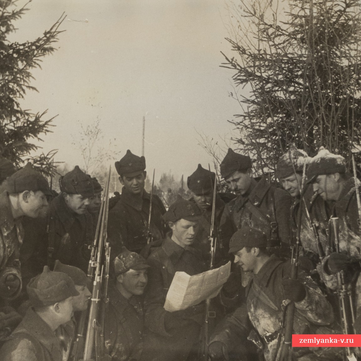 Фото ТАСС «Бойцы Н-ской части на привале читают газету», 1939 г.