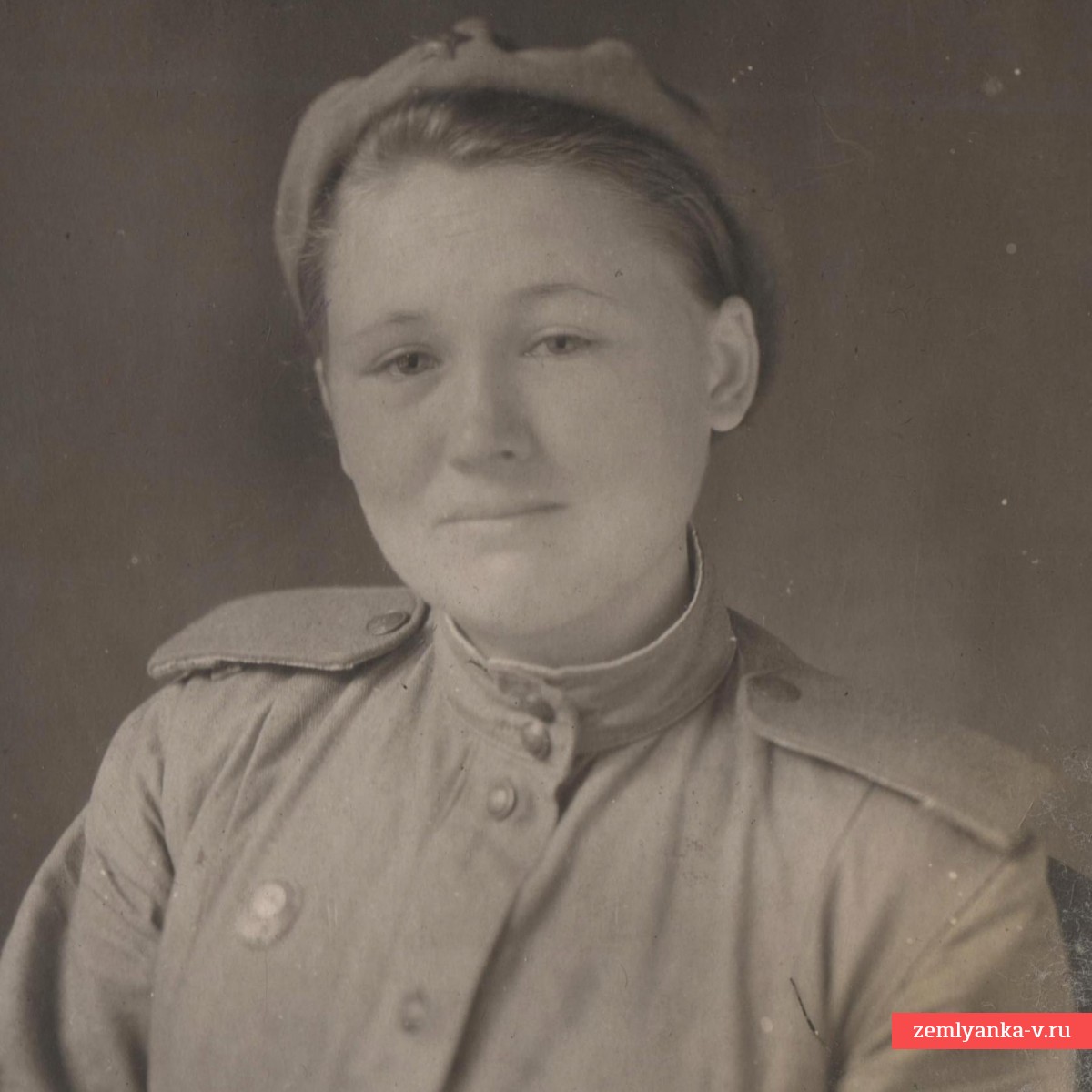 Фото девушки – рядовой санитарной (?) службы РККА, 1943 г.