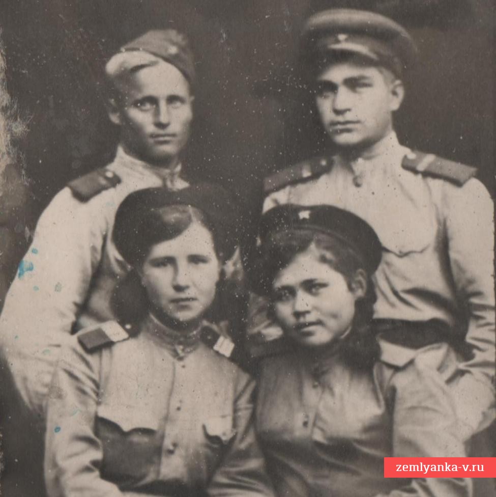 Фото девушек – военнослужащих Красной армии, с бойцами