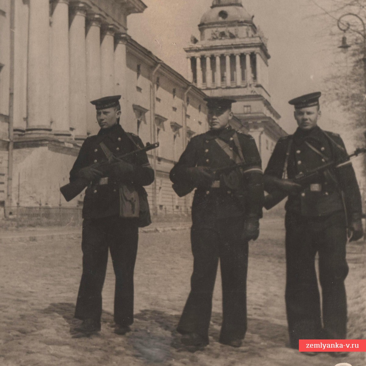 Фото матросов с ППШ на  фоне здания Адмиралтейства в Ленинграде, фотохроника ТАСС