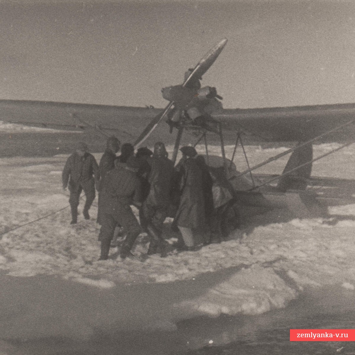 Фото челюскинцев рядом с аэропланом