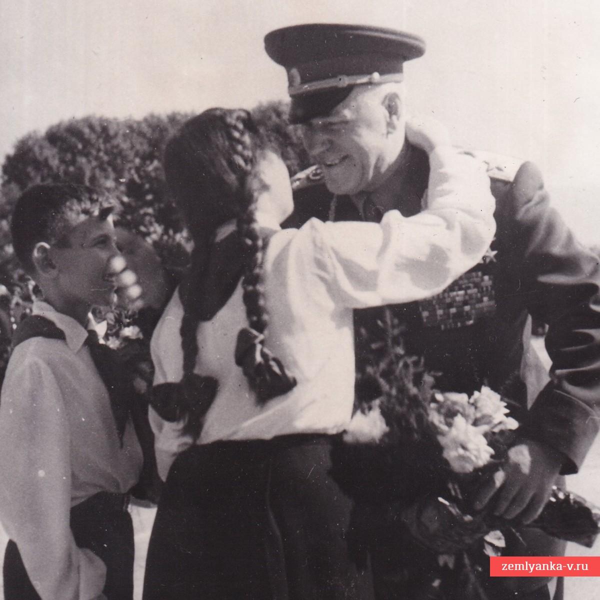 Пресс-фото «Маршал Г.К. Жуков с пионерами Албании», 1957 г.