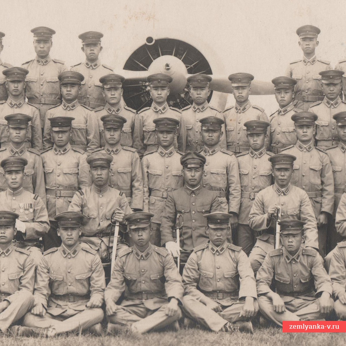 Фото подразделения японской армии у боевого самолета