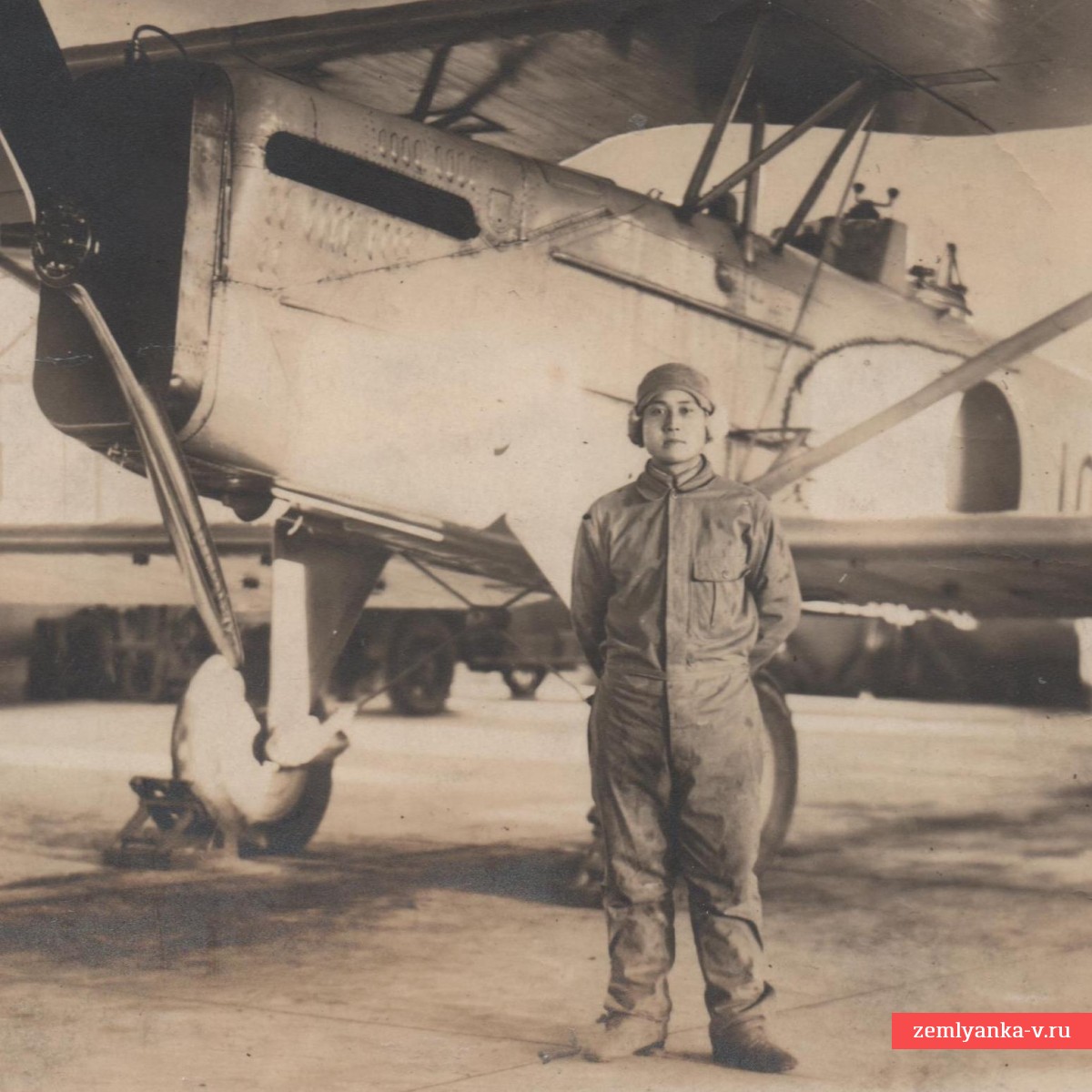 Фото японского летчика у биплана