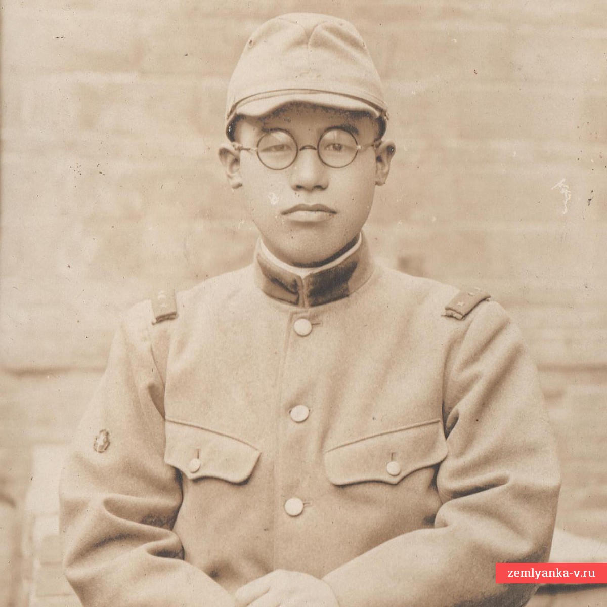 Фото японского ефрейтора с офицерский мечом в полевой оправе