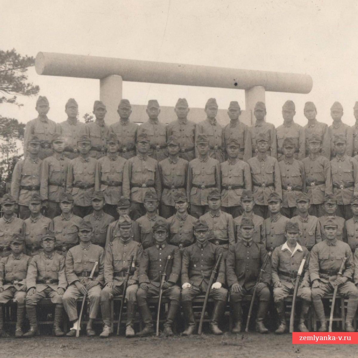 Фото солдат японской армии и офицеров с мечами