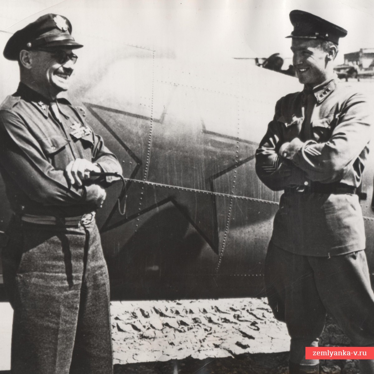 Фото генерал-майора ВВС США Л. Бреретона с советским летчиком, 1943 г.