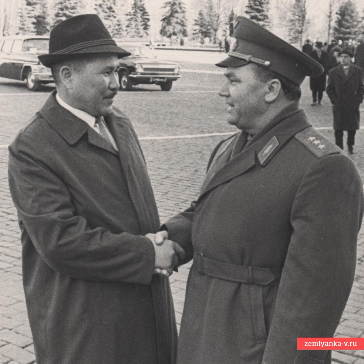 Фото генерал-полковника И. Кожедуба с товарищем