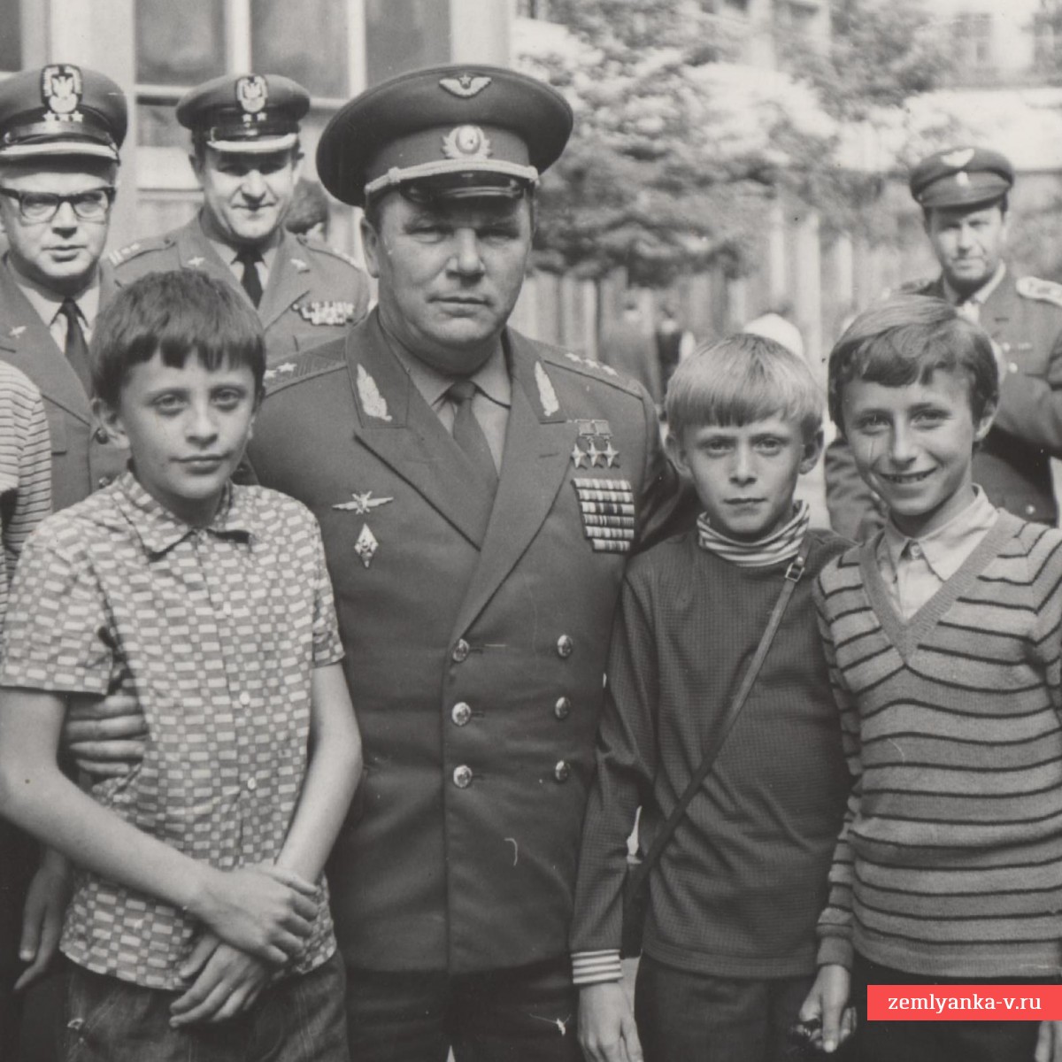 Фото генерал-полковника И. Кожедуба с пионерами