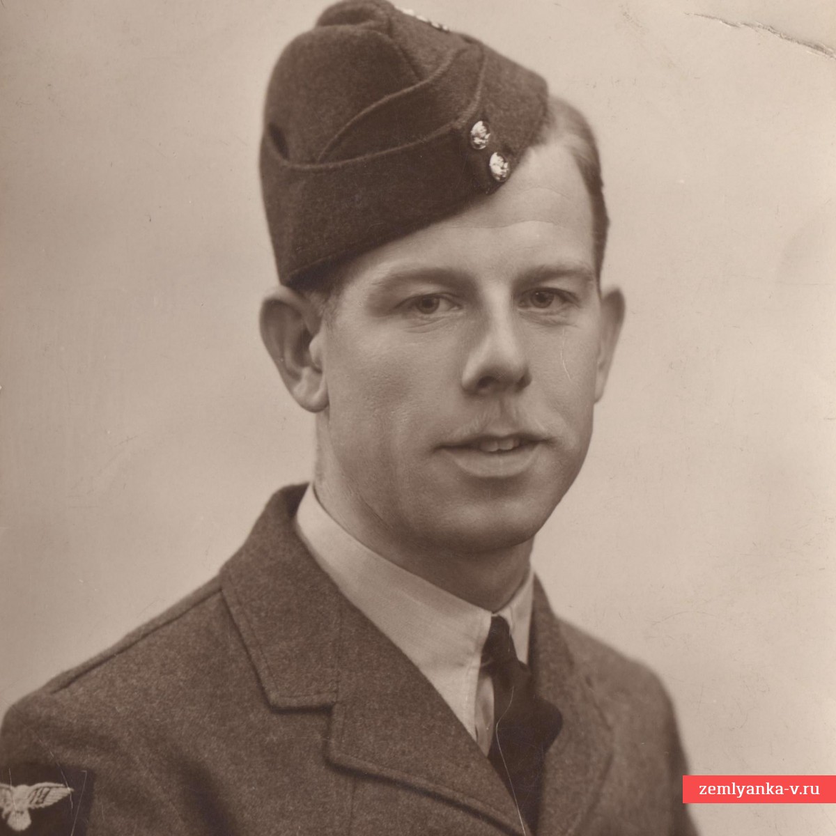 Портретное фото британского летчика периода Второй Мировой войны