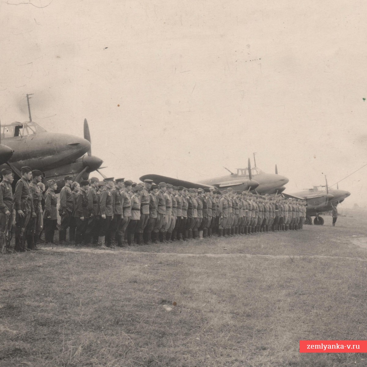 Фото вручения ордена «Красное знамя» 123 гв. бомбардировочному Ярцевскому авиаполку 