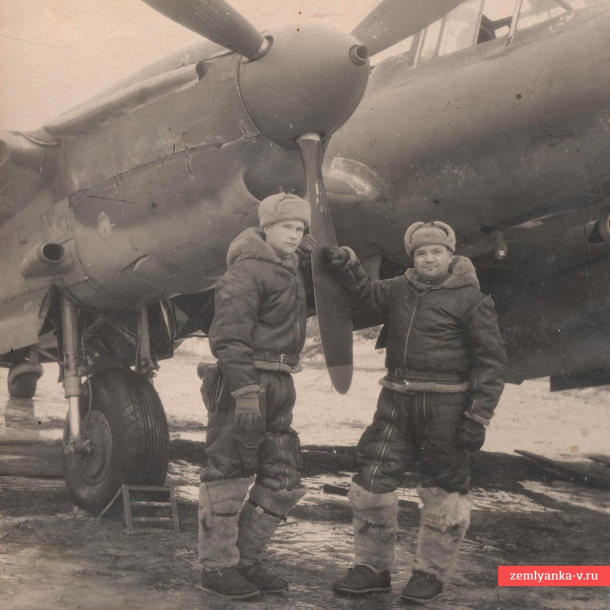Фото командира В.И. Дымченко и штурмана бомбардировщика Пе-2 123-го гв. авиаполка 
