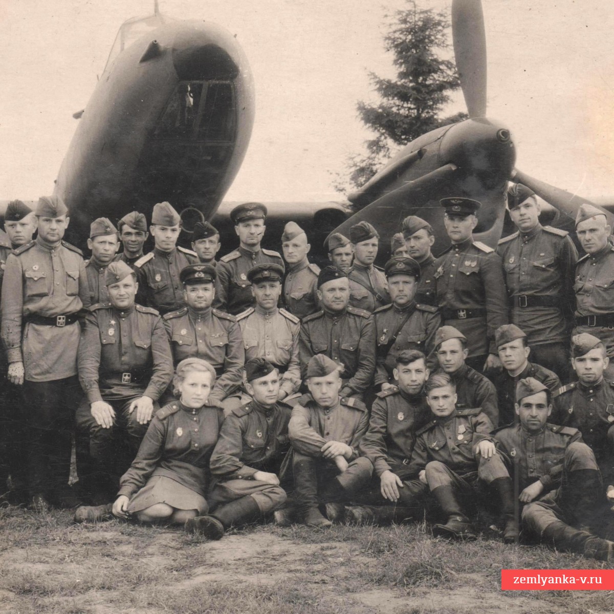 Фото солдат и офицеров 123-го гв. Ярцевского авиаполка у бомбардировщика Пе-2