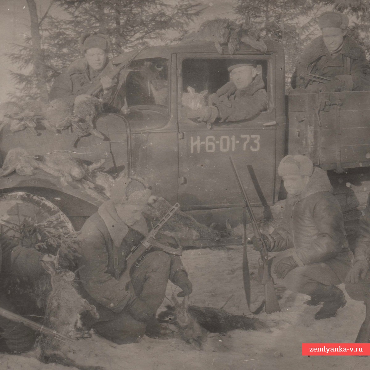 Фото летчиков 123-го бомбардировочного авиаполка с охотничьими трофеями