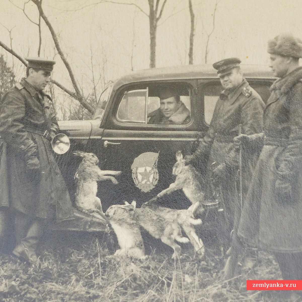 Фото охотников – летчиков 123-го бомбардировочного полка, с трофеями