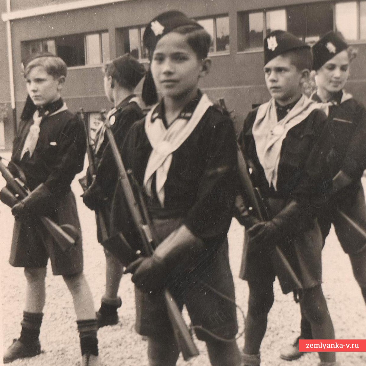 Фото членов итальянской молодежной организации ONB