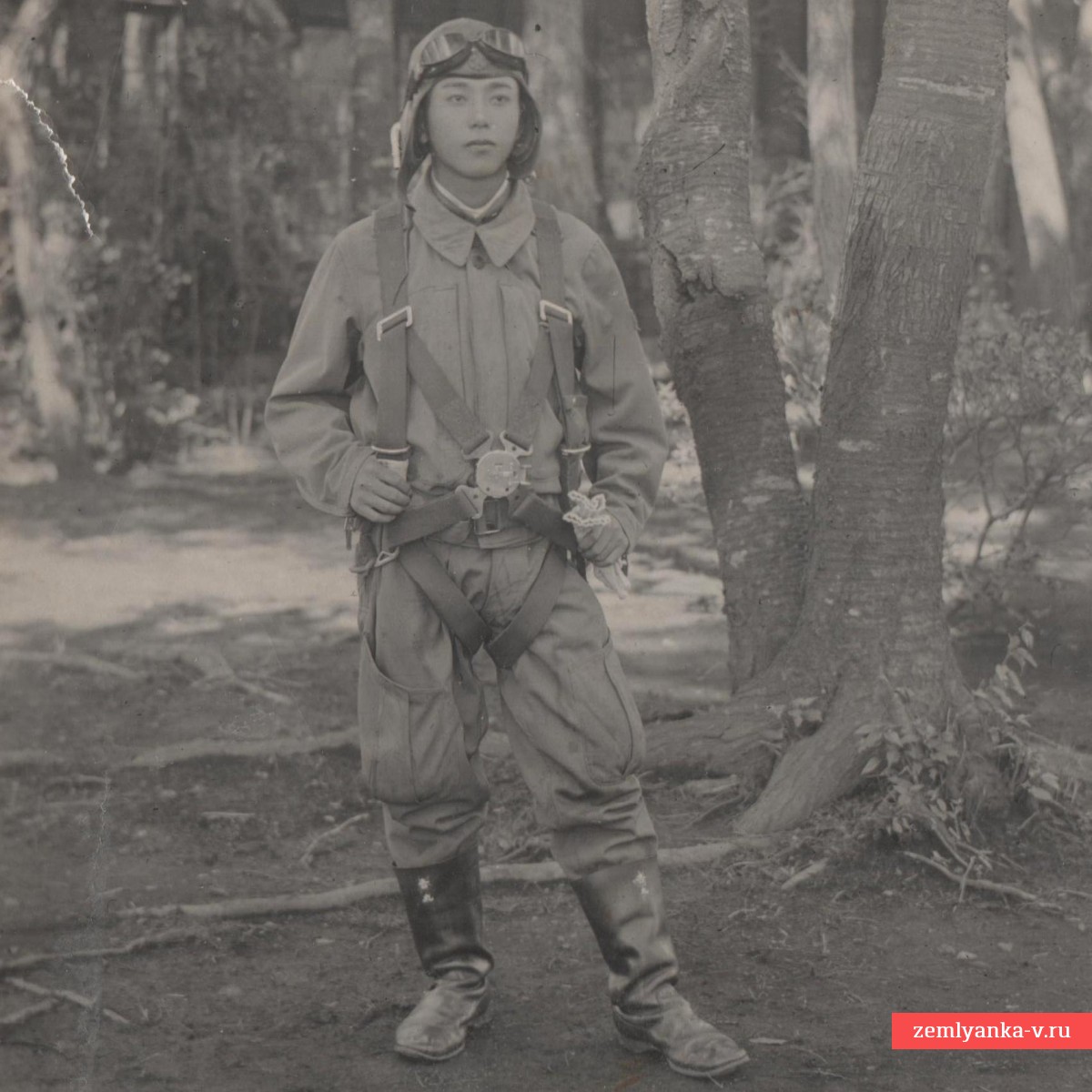 Фото японского пилота в полетном обмундировании